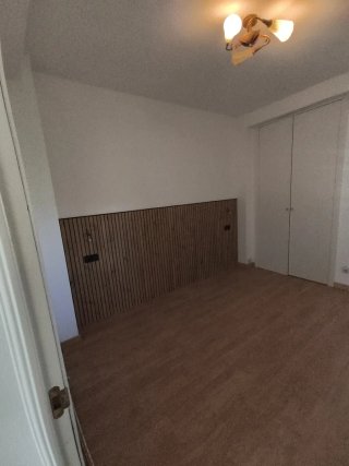 Carpintero montaje de puertas armario parquet