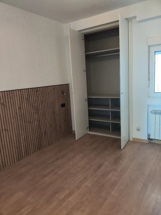 Carpintero montaje de puertas armario parquet
