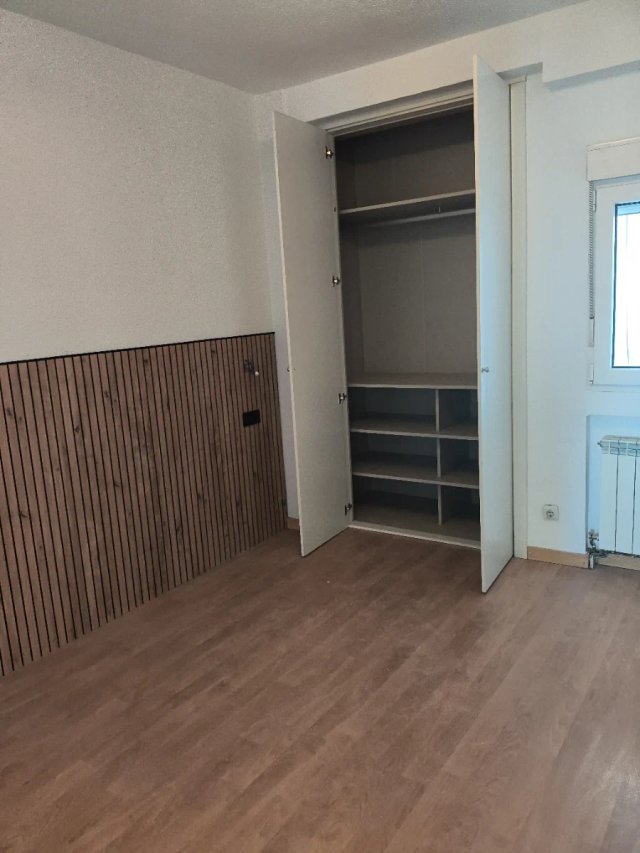Carpintero montaje de puertas armario parquet