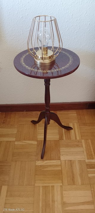 Mesilla auxiliar y lámpara de mesa