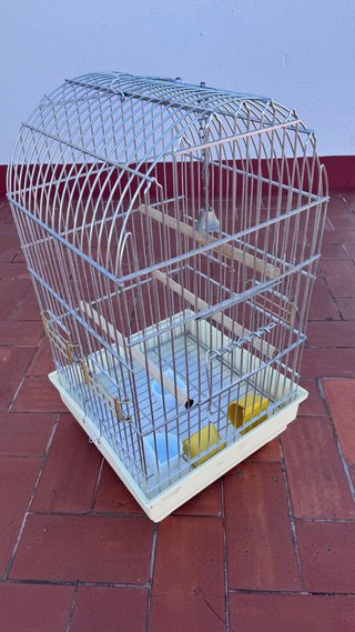 Jaula para pájaros con accesorios