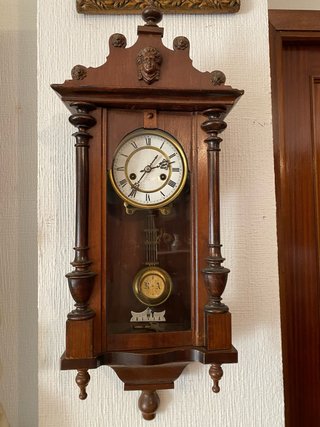 Reloj de péndulo antiguo de madera
