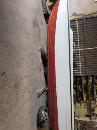 Embarcación fibra blanca y roja sin documentación