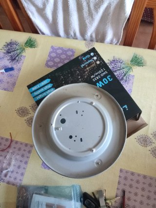 Plafón de techo gris y blanco