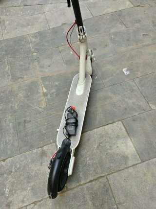 Patinete eléctrico blanco con casco