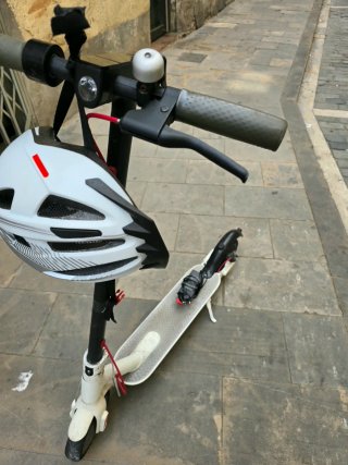 Patinete eléctrico blanco con casco