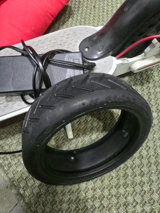 Patinete eléctrico blanco con casco