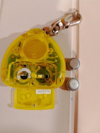 Tamagotchi amarillo con llavero