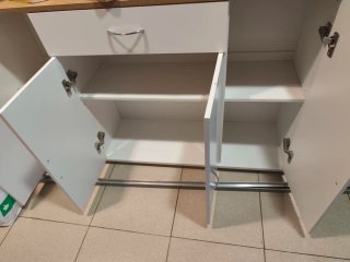 Mueble de cocina blanco y madera