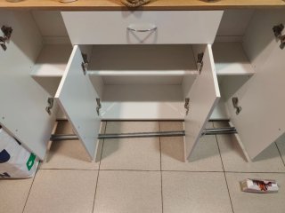Mueble de cocina blanco y madera
