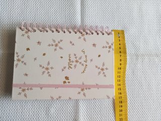 Quaderno con elastico e decorazioni floreali