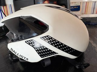 Casco Bontrager Blanco con detalles en negro.