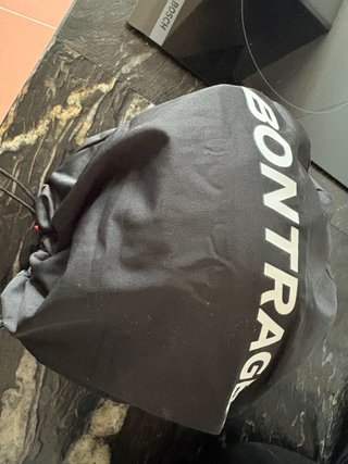 Casco Bontrager Blanco con detalles en negro.