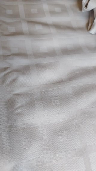 Mantelería beige de tela con diseño