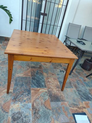 Mesa de comedor de madera