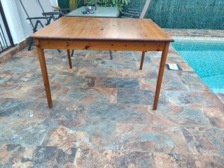 Mesa de comedor de madera