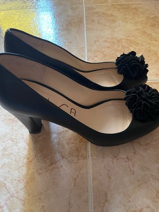 Zapatos de tacón Unisa negros con flor