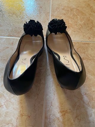 Zapatos de tacón Unisa negros con flor