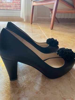 Zapatos de tacón Unisa negros con flor