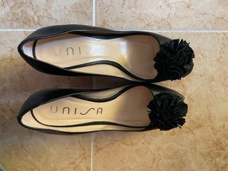 Zapatos de tacón Unisa negros con flor