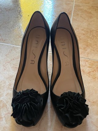Zapatos de tacón Unisa negros con flor