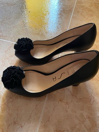 Zapatos de tacón Unisa negros con flor
