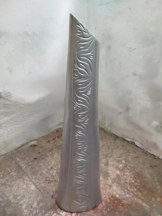 Jarrón metálico plateado con diseño