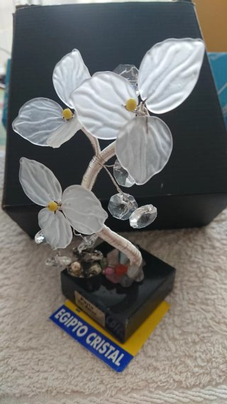 Figura bonsai de cristal tallado flores blancas.