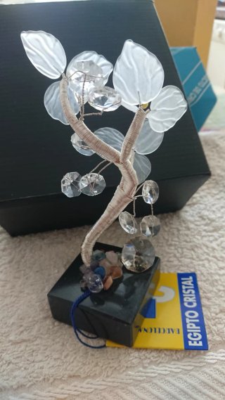 Figura bonsai de cristal tallado flores blancas.
