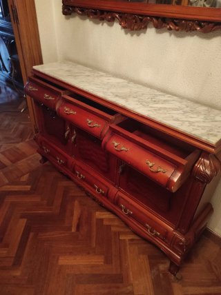 Mueble de madera con detalles dorados