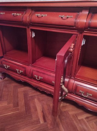 Mueble de madera con detalles dorados