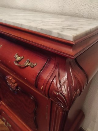 Mueble de madera con detalles dorados