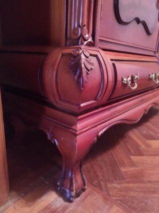Mueble de madera con detalles dorados