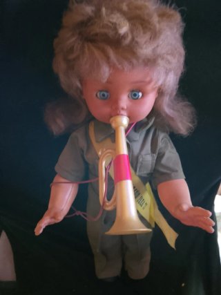 Muñeca con trompeta
