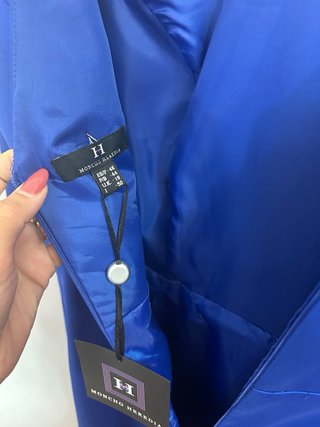 Vestido fiesta azul con cinturón dorado