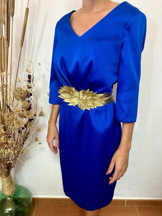 Vestido fiesta azul con cinturón dorado