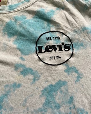 Camiseta Levi’s tie dye azul y blanca talla XS