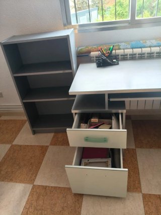 Lote estudio: mesa y estantería gris