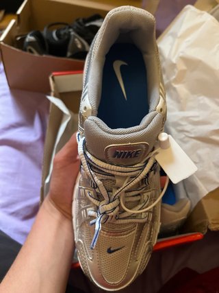 Zapatillas Nike plateadas y azules