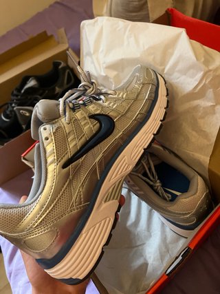 Zapatillas Nike plateadas y azules