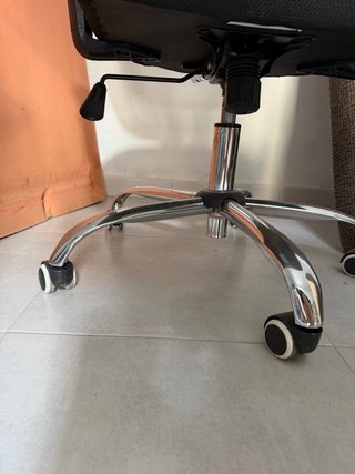 Silla de oficina ergonómica gris y negra
