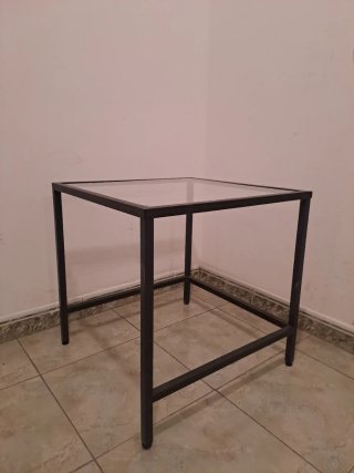 Mesa centro cristal y metal.