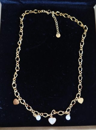 Cadena con dijes de corazones y perlas