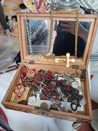 Caja con reliquias religiosas variadas
