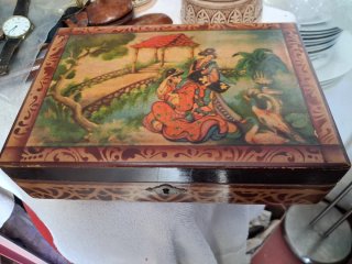 Caja con reliquias religiosas variadas