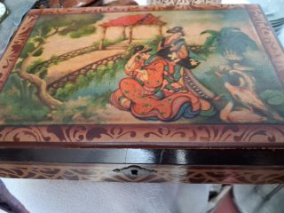Caja con reliquias religiosas variadas