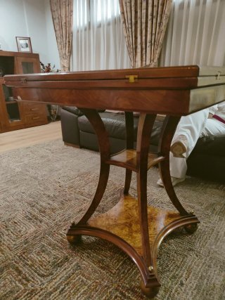 Mesa de juego y 4 sillas
