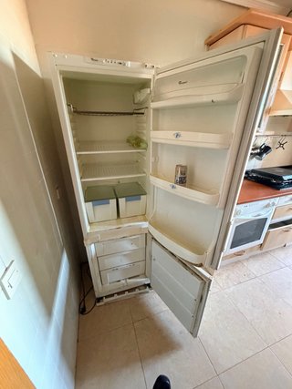 Frigorífico blanco con congelador