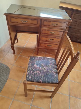 Escritorio y silla de madera