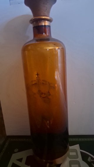 Licorera Vintage Cristal Ámbar y Oro